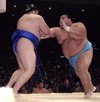 Musashimaru wins 4th straight in Kyushu sumo